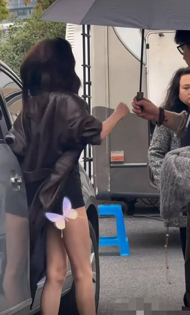 牛牛玩法易梦玲公开恋情后首开工穿皮衣长外