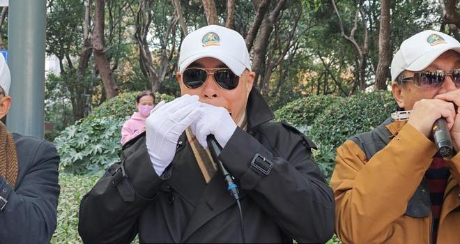 徐家汇公园每个周日响起口琴声演奏者是平均年龄72岁的“资深少